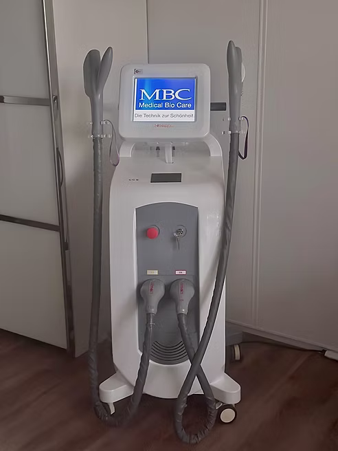 Hyperpulse Lasergerät von Medical Bio Care im Behandlungsraum